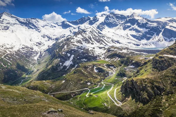 春の雪の間の山岳道路 グランパラディソアルプス イタリア フランスとの国境近く — ストック写真