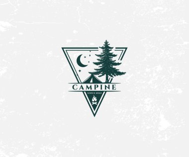 Çam ağaçları ile el çekilmiş seyahat rozet vektör çizim ve 