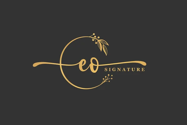 Luxury Gold Signature Initial Logo Design Isolated Leaf Flower —  Vetores de Stock