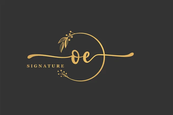 Luxury Gold Signature Initial Logo Design Isolated Leaf Flower — Wektor stockowy