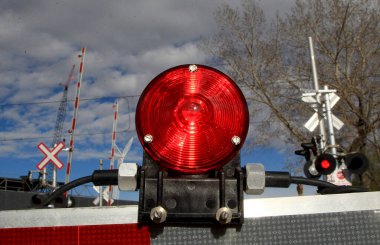 Demiryolu geçidinde Amber güvenlik ışıkları yanıp sönüyor.