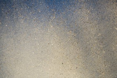 Mavi gökyüzüne karşı su çeşmesinin parlak damlaları. Güneş ışığındaki soyut renk bileşimi.