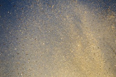 Mavi gökyüzüne karşı su çeşmesinin parlak damlaları. Güneş ışığındaki soyut renk bileşimi.