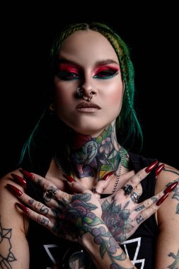 Stüdyoda poz veren zarif genç bir kadının portresi. 