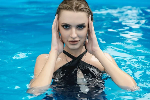 Mladá Krásná Žena Relaxace Bazénu — Stock fotografie