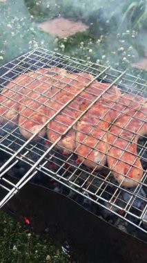 Arka bahçedeki ızgarada ızgara sosis ızgara POV dikey video. Izgara yemek, bbq, barbekü