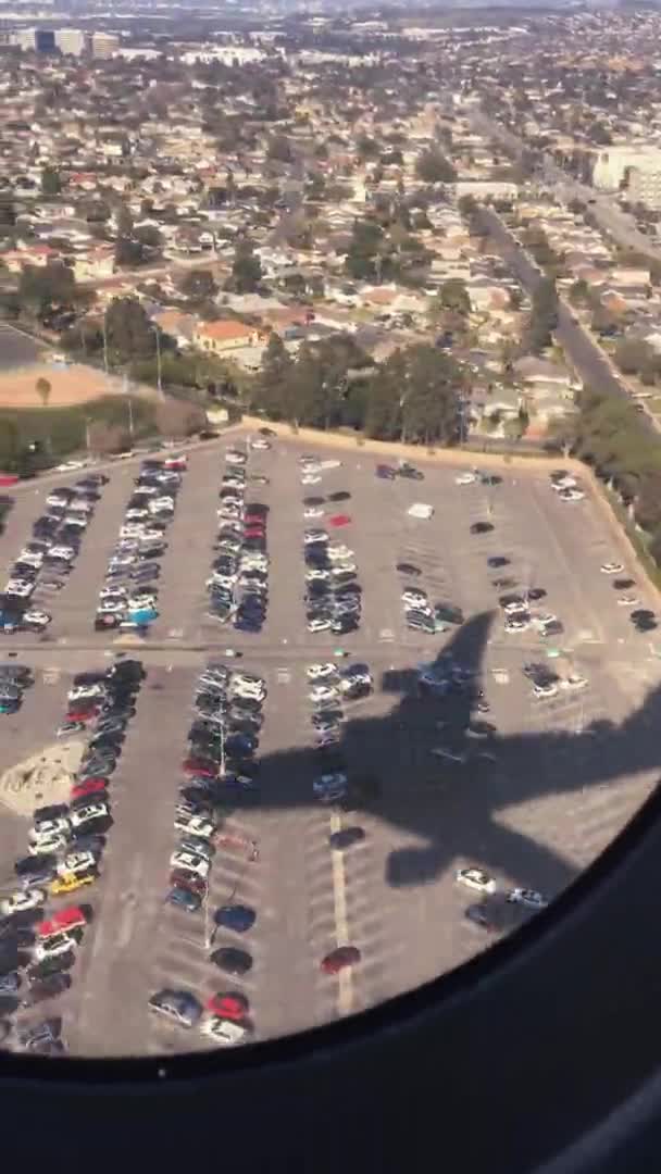 POV vídeo vertical Janela de avião Ver desembarque em Los Angelos Histórias de viagem Conceito — Vídeo de Stock