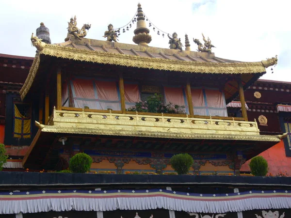西藏拉萨Jokhang寺一座建筑的屋顶 — 图库照片