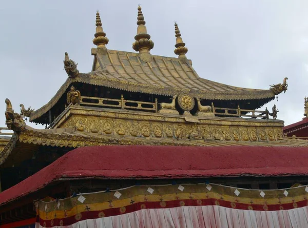 西藏拉萨Jokhang寺一座建筑的屋顶 — 图库照片