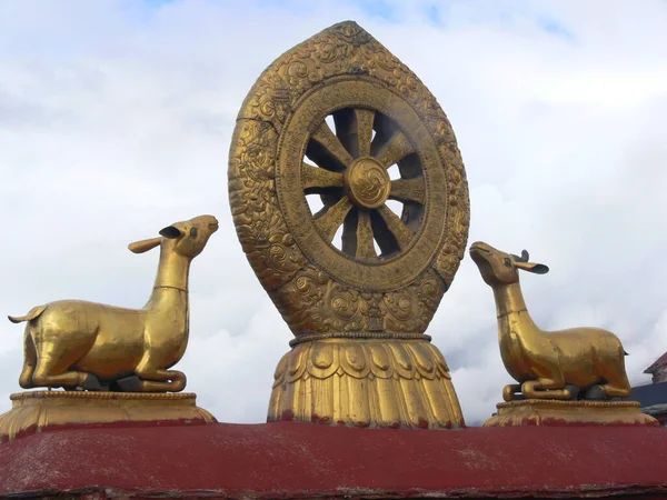西藏拉萨柔行寺的达摩轮和两只躺着的动物 — 图库照片