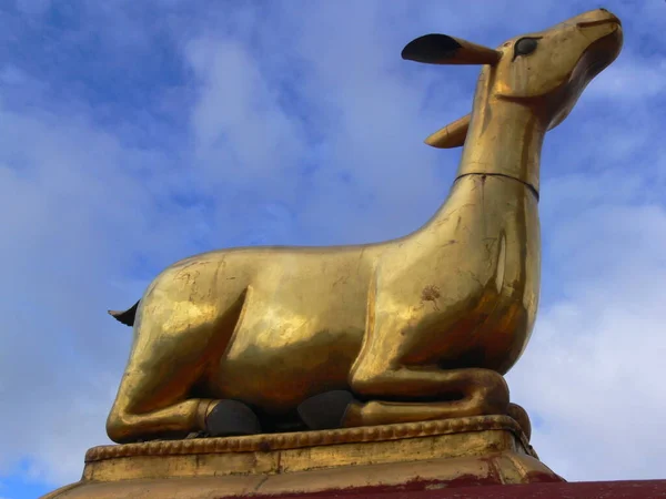Χρυσό Άγαλμα Ζώου Στην Οροφή Ενός Κτιρίου Στο Ναό Jokhang — Φωτογραφία Αρχείου