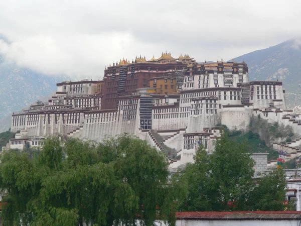 Potalapalatset Lhasa Tibet Molnig Himmel Potalapalatset Var Dalai Lamas Vinterpalats — Stockfoto