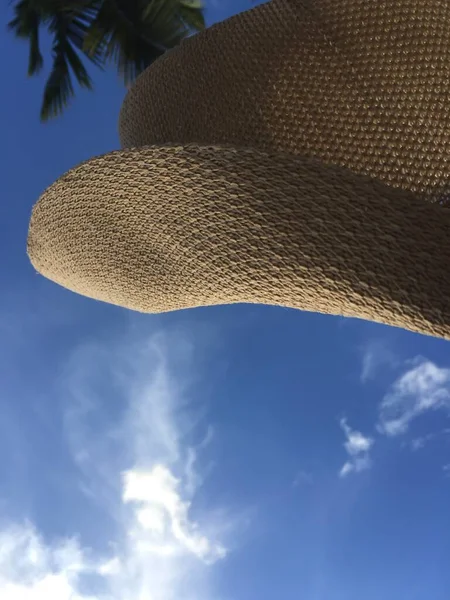 Ψάθινο Καπέλο Βαθύ Μπλε Ουρανό Στο Βάθος — Φωτογραφία Αρχείου