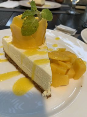 Mangolu peynirli kek.