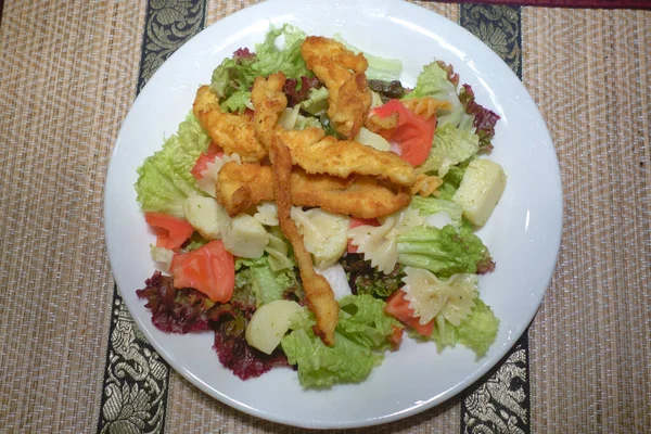 Salad Dengan Ayam Dan Sayuran Piring Putih — Stok Foto
