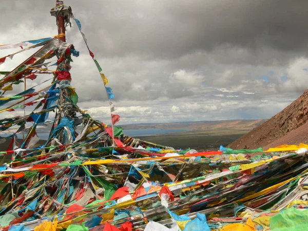 劇的な曇天の下で背景にナムツォ とチベットの祈りのフラグ — ストック写真