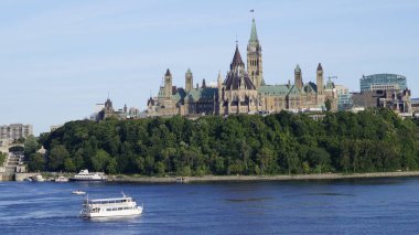 Parliament Hill Ottawa, Alexandra Köprüsü 'nden Ottawa Nehri' nin karşısı