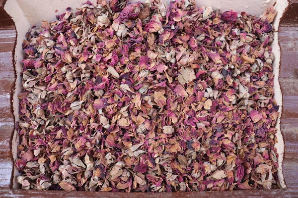 kurutulmuş kırmızı gül yaprakları