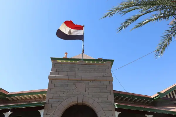 Aswan 'daki eski binanın üzerinde Mısır bayrağı