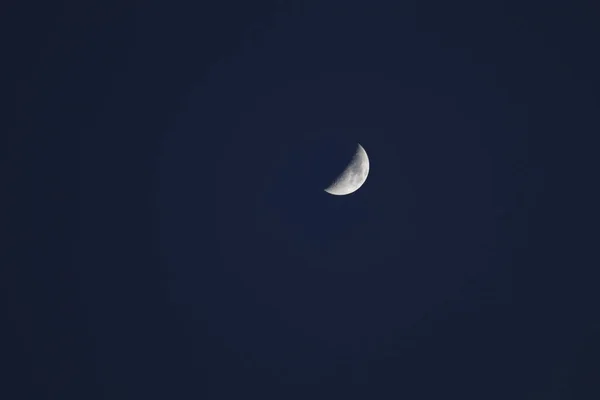 半明半暗的月亮 — 图库照片