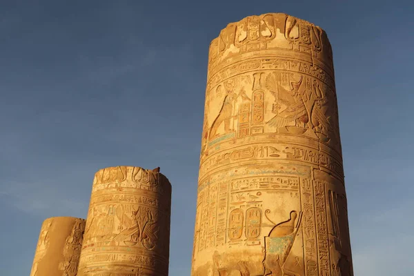 エジプト アスワン オンボ寺院のカラフルなファラオの柱 — ストック写真