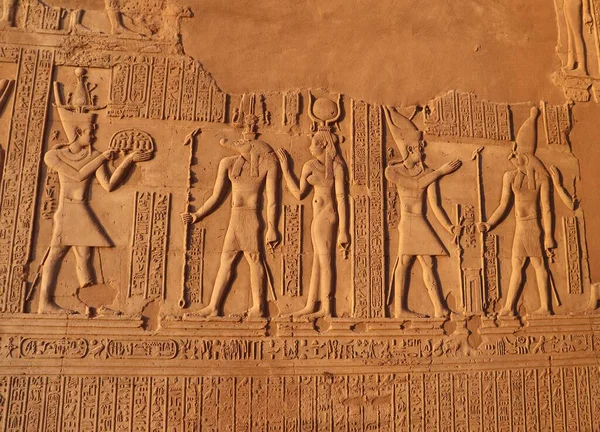  Kom Ombo tapınağından güzel firavunsal duvar oymaları, Aswan, Mısır