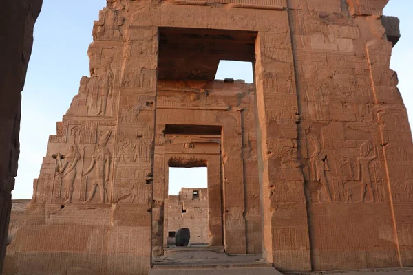 エジプト アスワンのコム オンボ寺院の遺跡の建設 — ストック写真