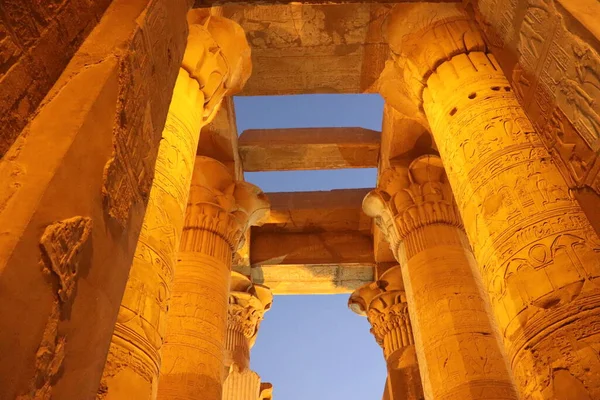 エジプトのアスワンにあるコム オンボ寺院の柱 — ストック写真