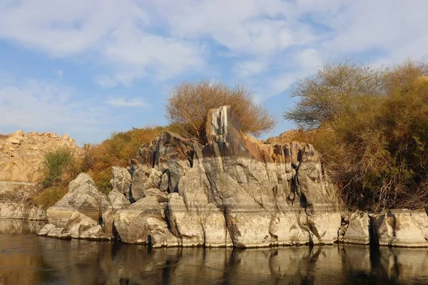 Aswan, Mısır 'da Nil nehri üzerindeki güzel kayalar
