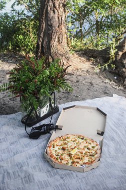 Piknik. Açık hava pizzası, açık hava yemeği. Gölde güzel yeşil doğa