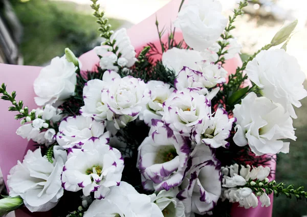 Festlig Vit Bukett Med Blommor Grön Bakgrund Bukett Rosa Färg — Stockfoto