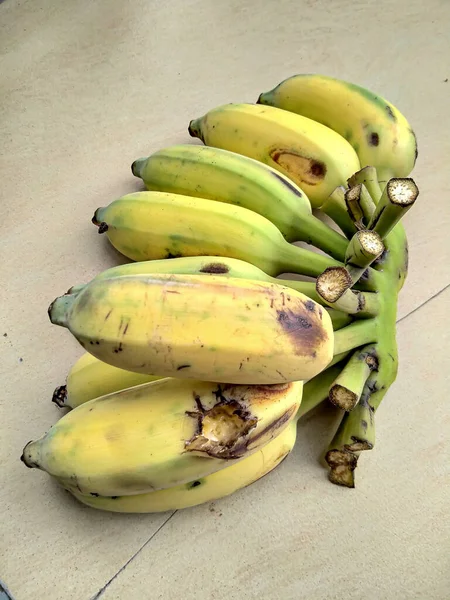 Банани Які Пошкоджені Мають Дірки Через Їдають Птахи — стокове фото