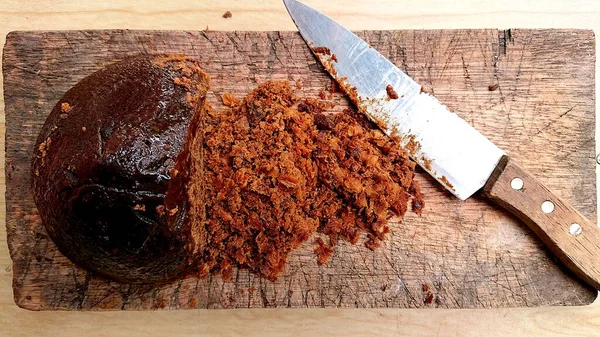 Gula Merah veya Gula Are, Endonezya 'da yetişen esmer bir şekerdir..