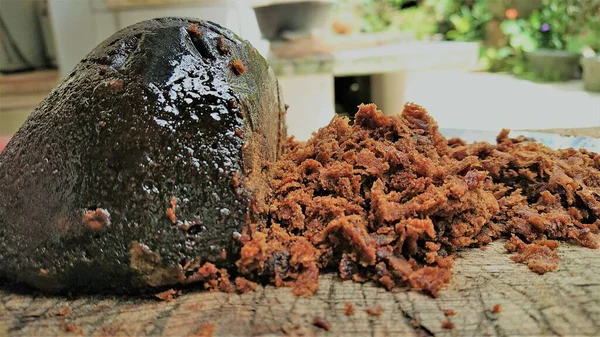 Gula Merah veya Gula Are, Endonezya 'nın geleneksel kahverengi şekeri.