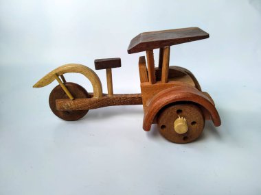 Beyaz arka planda izole edilmiş ahşaptan yapılmış küçük oyuncak 