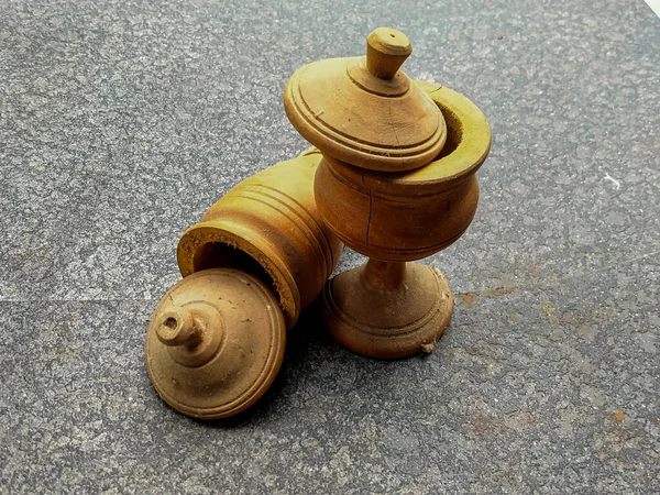 Kırık ve tozla dolu eski el yapımı ahşap bardaklar..