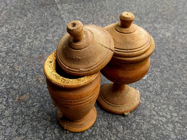 Kırık ve tozla dolu eski el yapımı ahşap bardaklar..