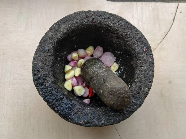 Havan ve tokmak sarımsak ve soğan öğütmeye hazır. Basit mutfak aletleri. 