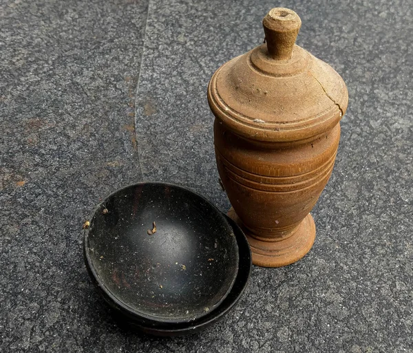 Eski el yapımı ahşap bardaklar ve kırık kaseler ve tozla dolu..