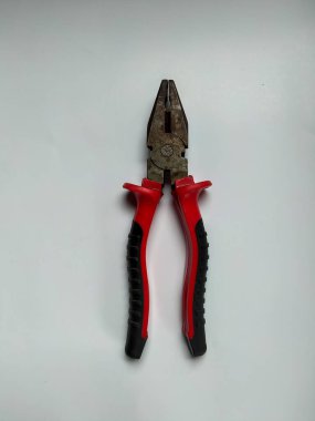 Beyaz arka plan üzerinde izole eski ve paslı pense