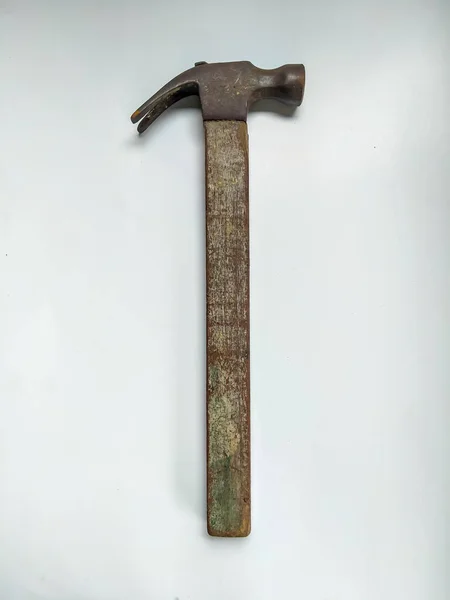 Beyaz arka planda izole edilmiş eski ve kirli çekiç