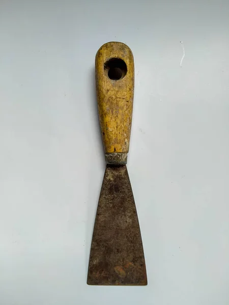 Beyaz arkaplanda izole edilmiş eski ve paslı kazıyıcı