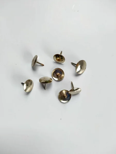 Beyaz arkaplanda izole edilmiş paslı raptiyeler