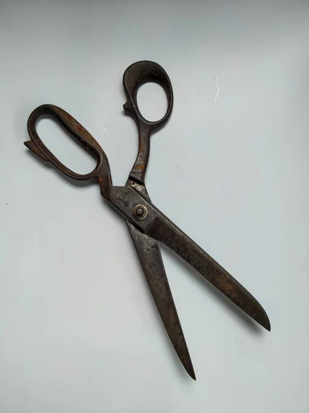 Beyaz arka plan üzerinde izole eski paslı dikiş makas