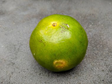 Beton zeminde Endonezya 'dan mandalinalar.