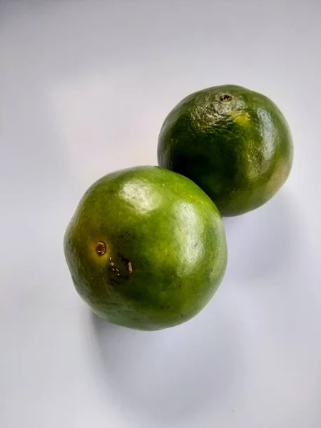 Beyaz üzerine izole edilmiş Endonezya mandalina meyvesi.