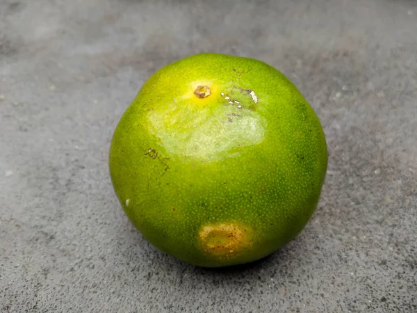 Beton zeminde Endonezya 'dan mandalinalar.