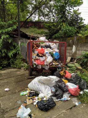 Bakımsız ve dağınık çöp yığını 