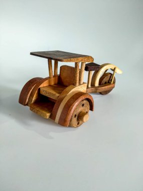 Beyaz arka planda tahtadan yapılmış geleneksel Endonezya taşımacılığı veya 