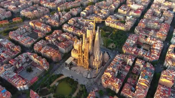 Αεροφωτογραφία Της Βαρκελώνης Και Sagrada Familia Μητρόπολη Κατά Την Ανατολή — Αρχείο Βίντεο